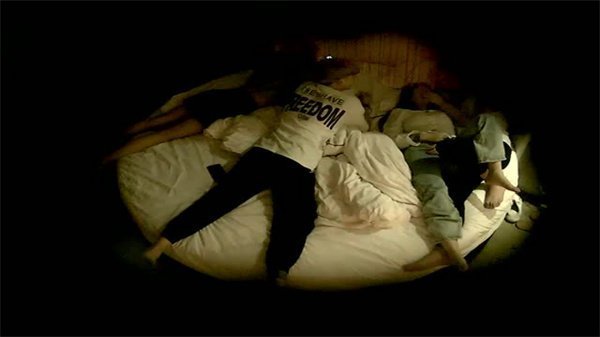 酒店真实偷拍两个瘦子小哥带了各自女友一起開房_