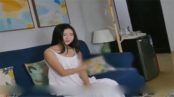 学生妹约拍裸照 乖乖让摄影师揉胸摸穴