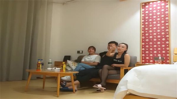 [真实交换]人妻沉沦：中年夫妻互换伴侣，双洞齐开4P盛宴[实拍揭秘]