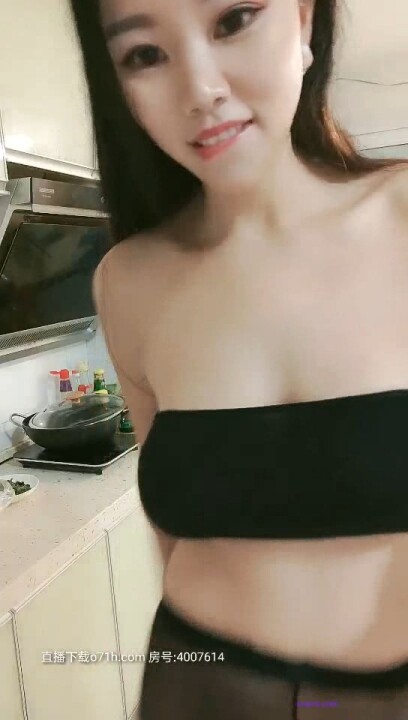 主播福利長沙小妖精全程露臉大秀直播，廚房裏的激情情趣連體黑絲高跟誘惑，自揉大奶自慰騷逼誘惑呻吟洗澡秀不要錯過